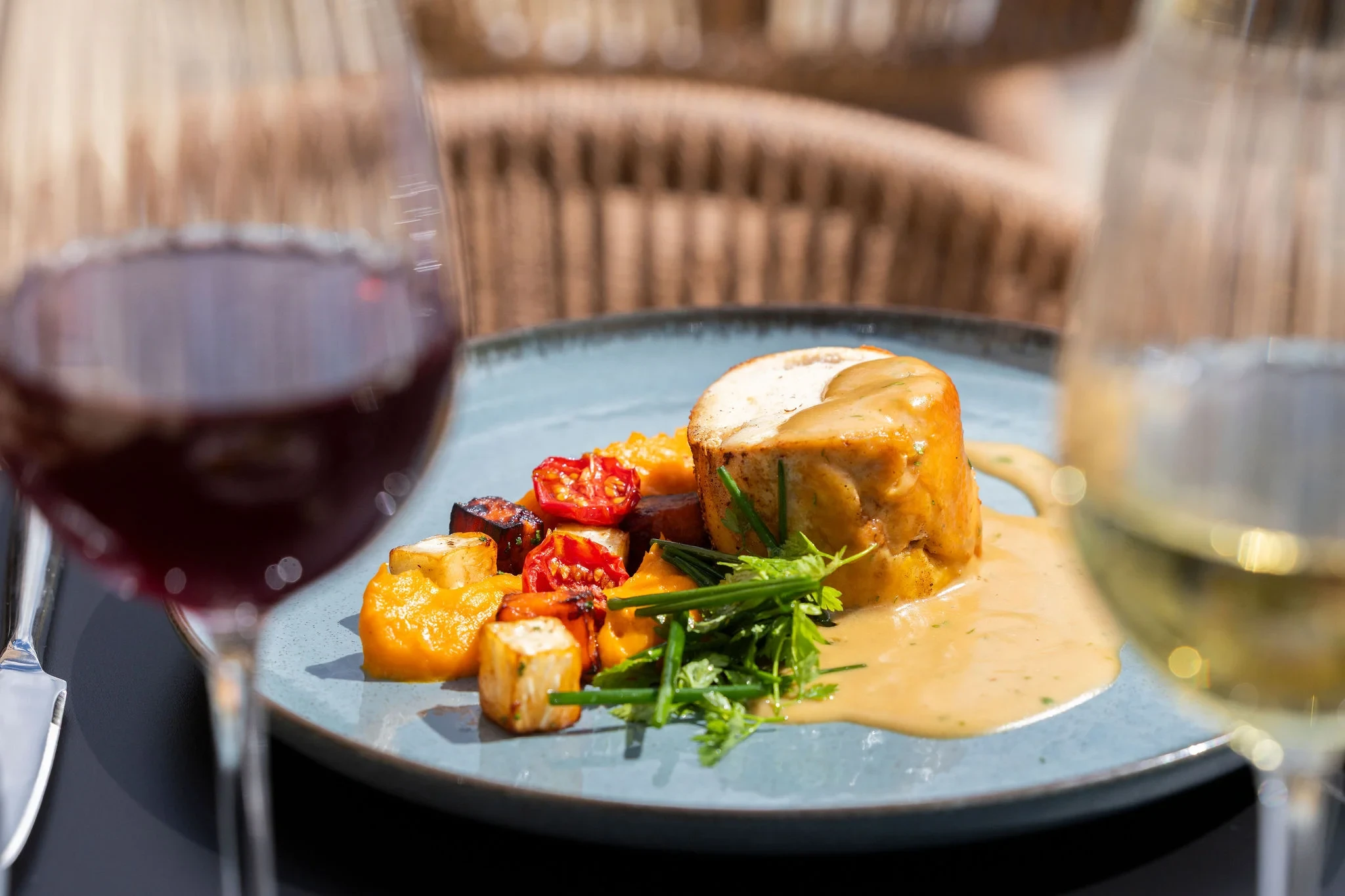 Plat gastronomique viande sauce crémeuse et légumes