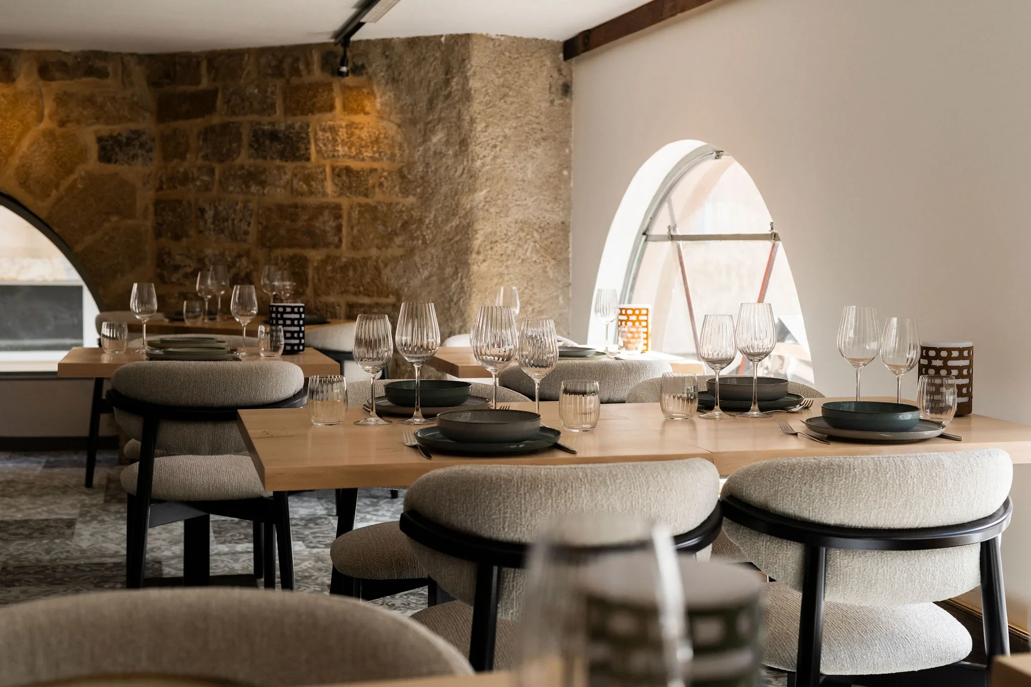 Salle de restaurant élégante aux tables dressées