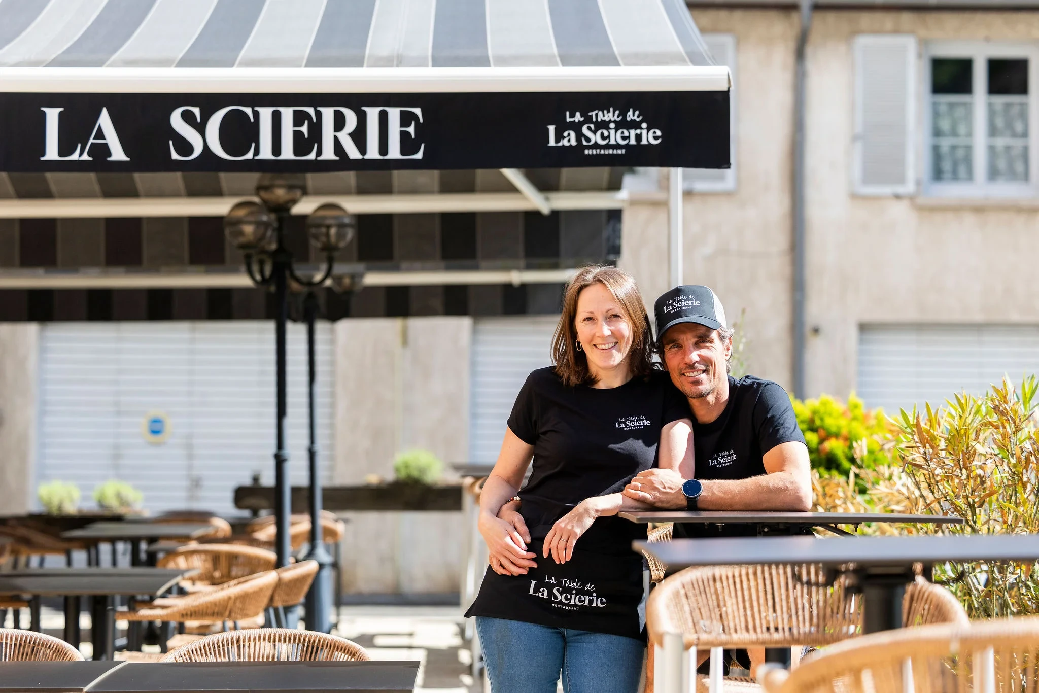 Couple devant le restaurant La Scierie en terrasse