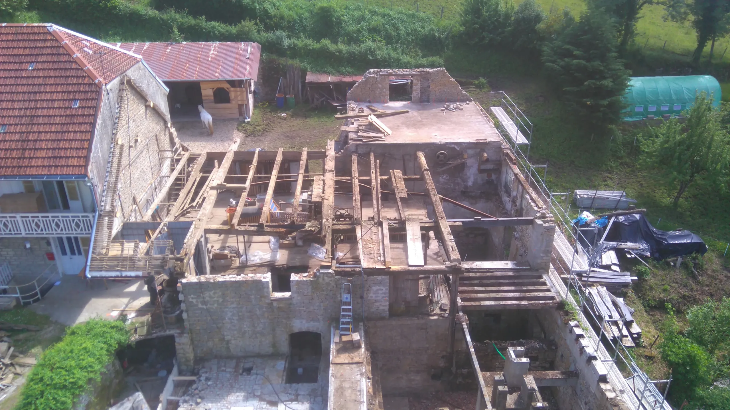 Chantier de rénovation d’un vieux bâtiment en pierre - chambres d hôtes & spa la scierie - Domaine la Scierie