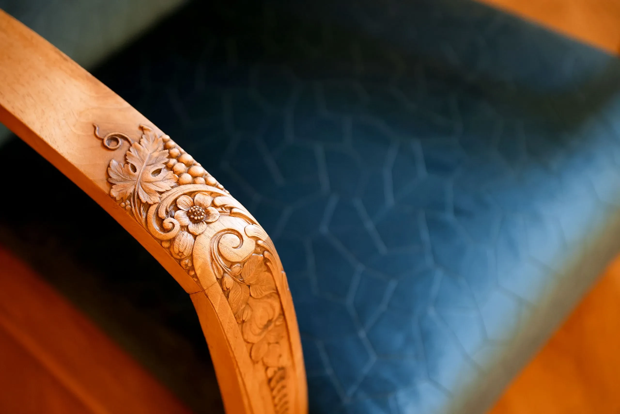 Accoudoir sculpté en bois et siège bleu