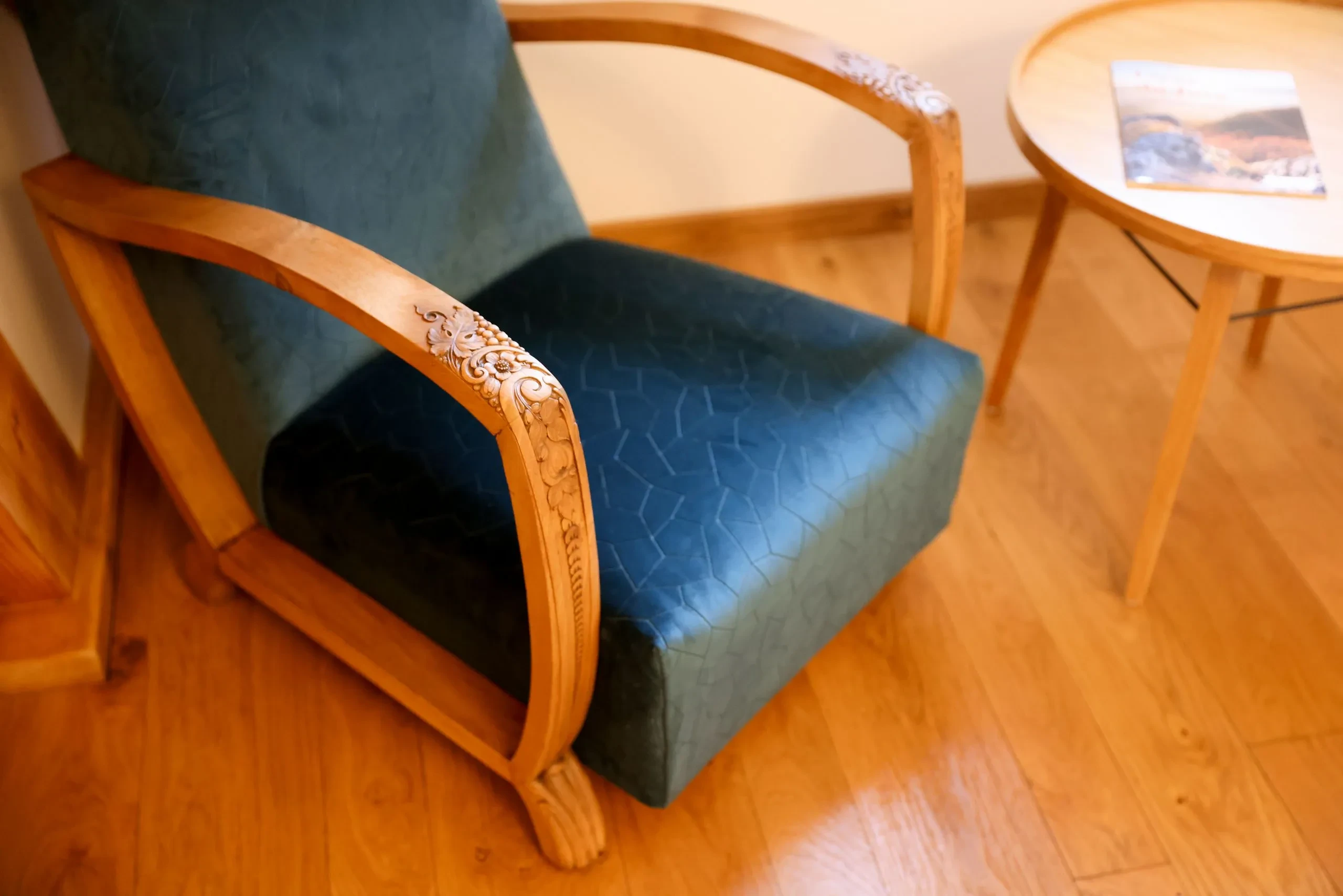 Fauteuil bleu avec accoudoirs sculptés en bois - Séjour Jura - Domaine La Scierie