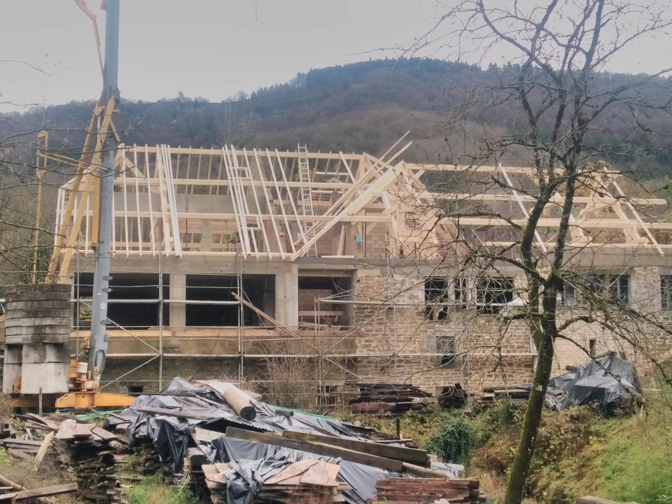 Maison en construction avec charpente en bois - chambres d hôtes & spa la scierie - Domaine la Scierie