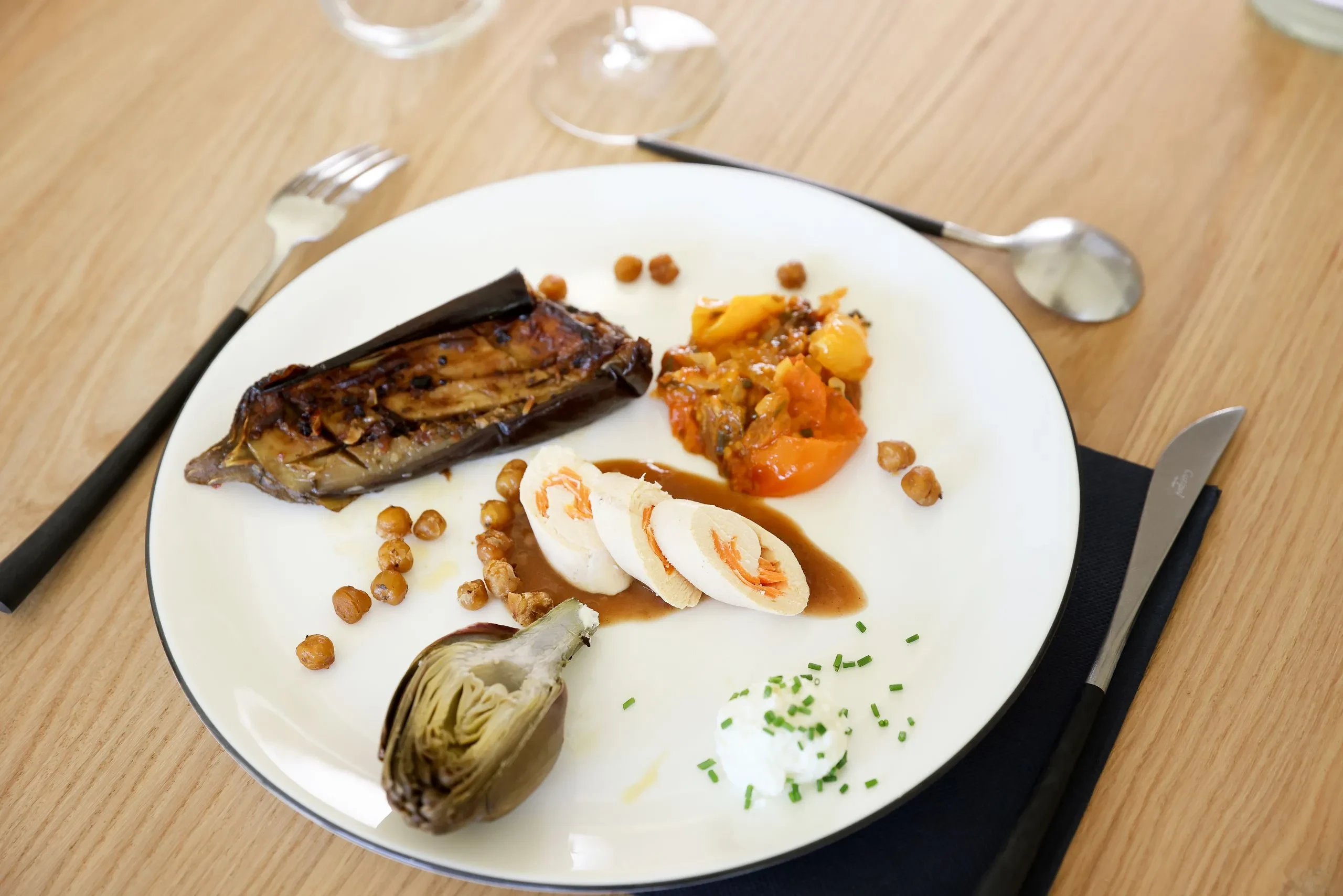 Assiette gastronomique avec légumes et volaille roulée - Restaurant Salins les Bains - Domaine La Scierie