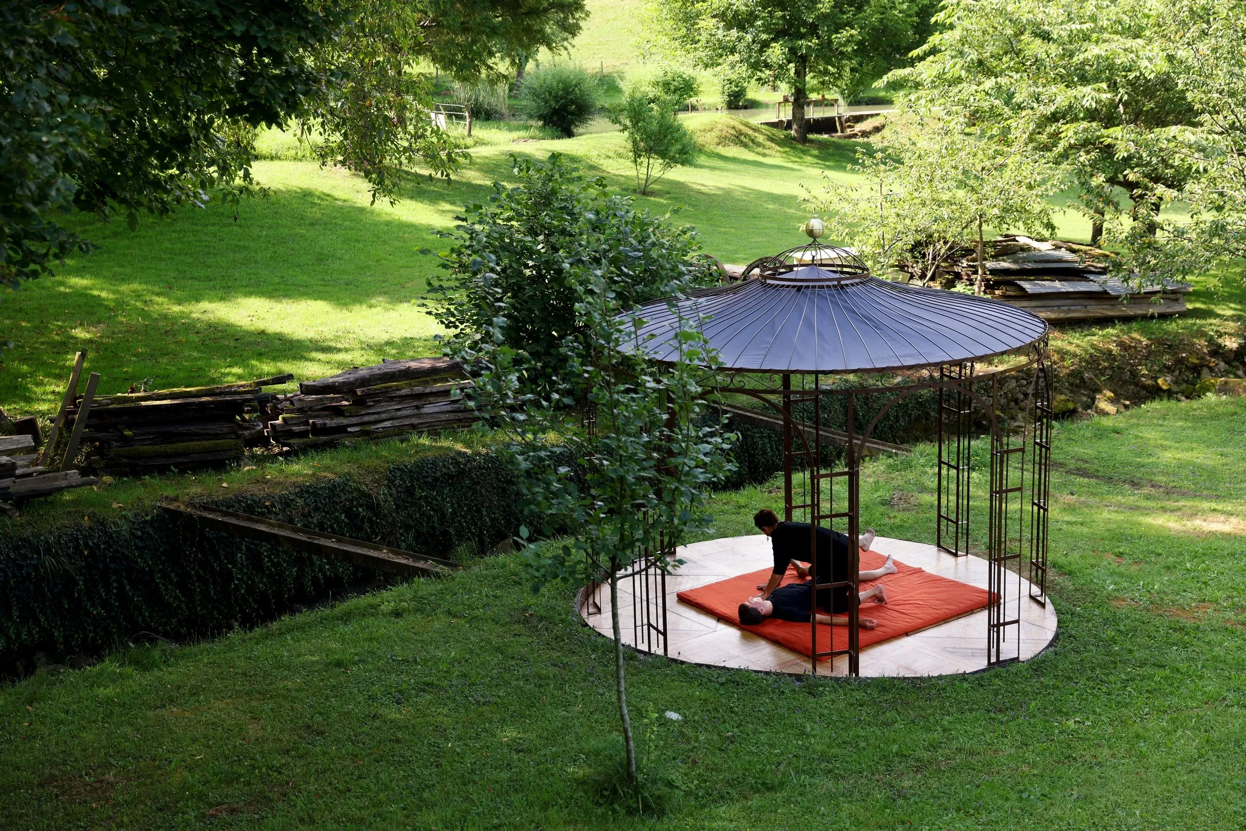 Séance de relaxation sous un gazebo dans un jardin - Hôtel avec piscine et spa dans le Jura - Domaine La Scierie