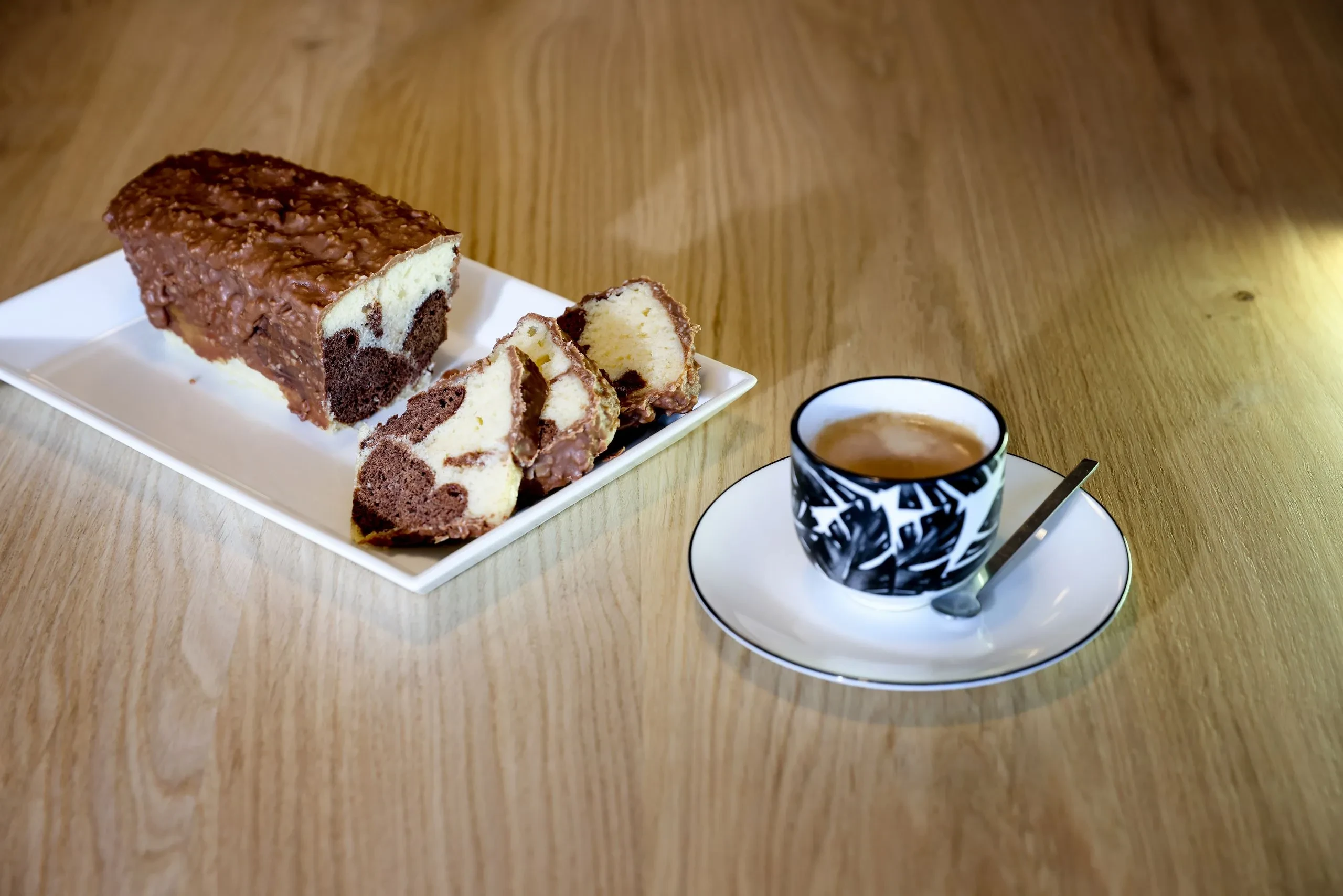 Cake marbré au chocolat et tasse de café - Séjour Jura - Domaine La Scierie