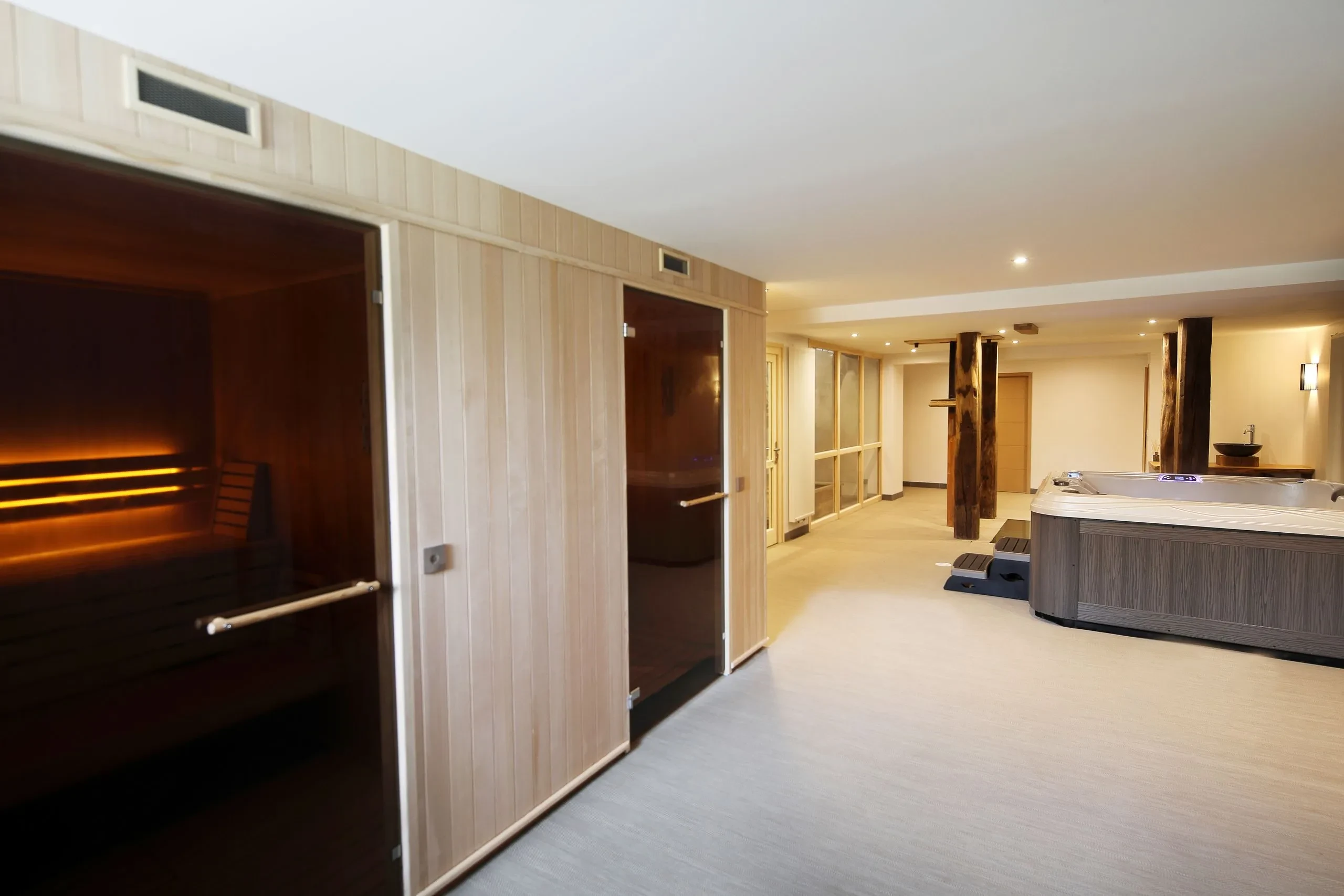 Espace bien-être avec sauna et jacuzzi moderne - Chambre d'hôtes Salins les Bains - Domaine La Scierie