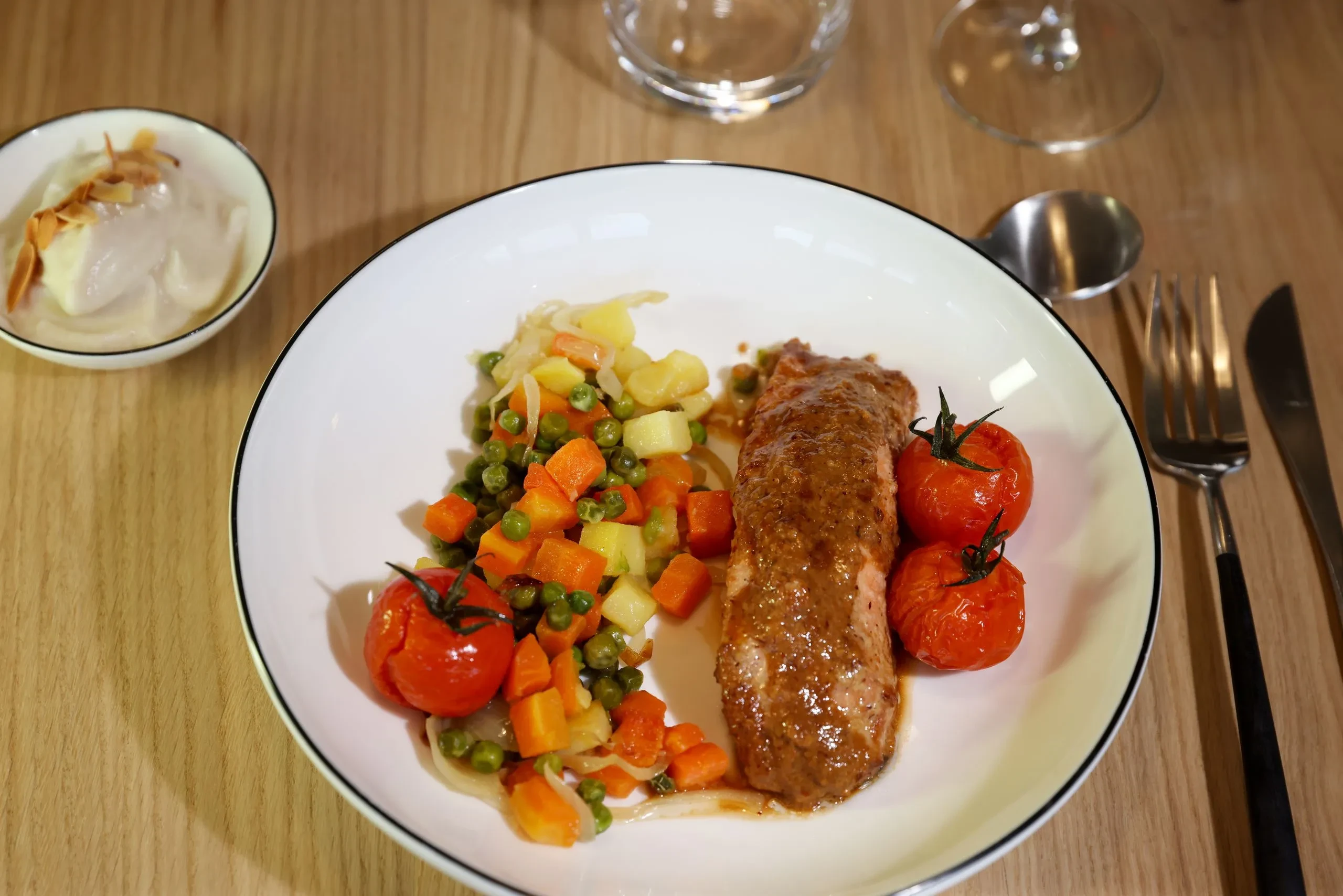 Plat de viande, légumes et tomates rôties - Chambre d'hôtes Salins les Bains - Domaine La Scierie
