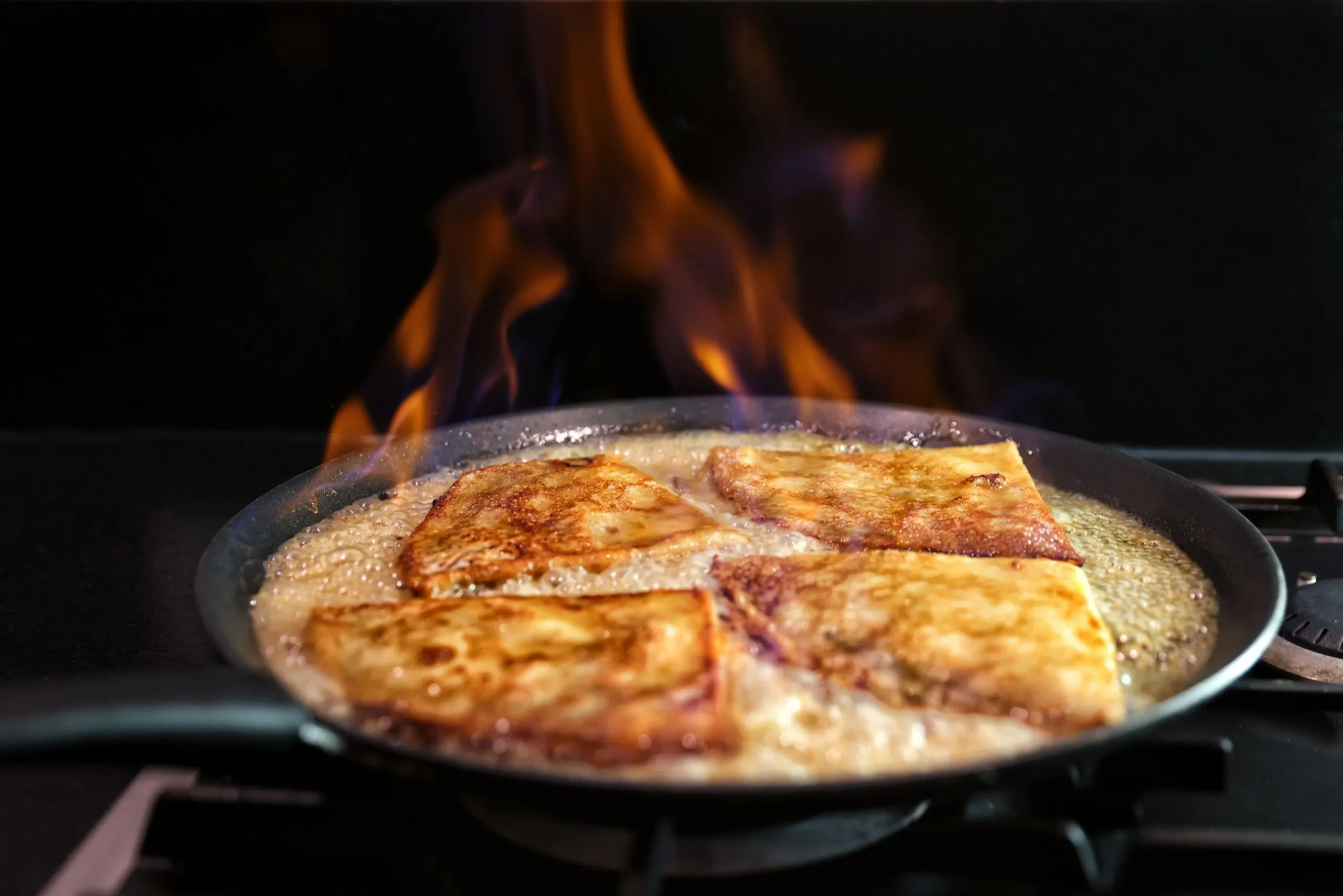 Crêpes flambées dans une poêle sur feu vif