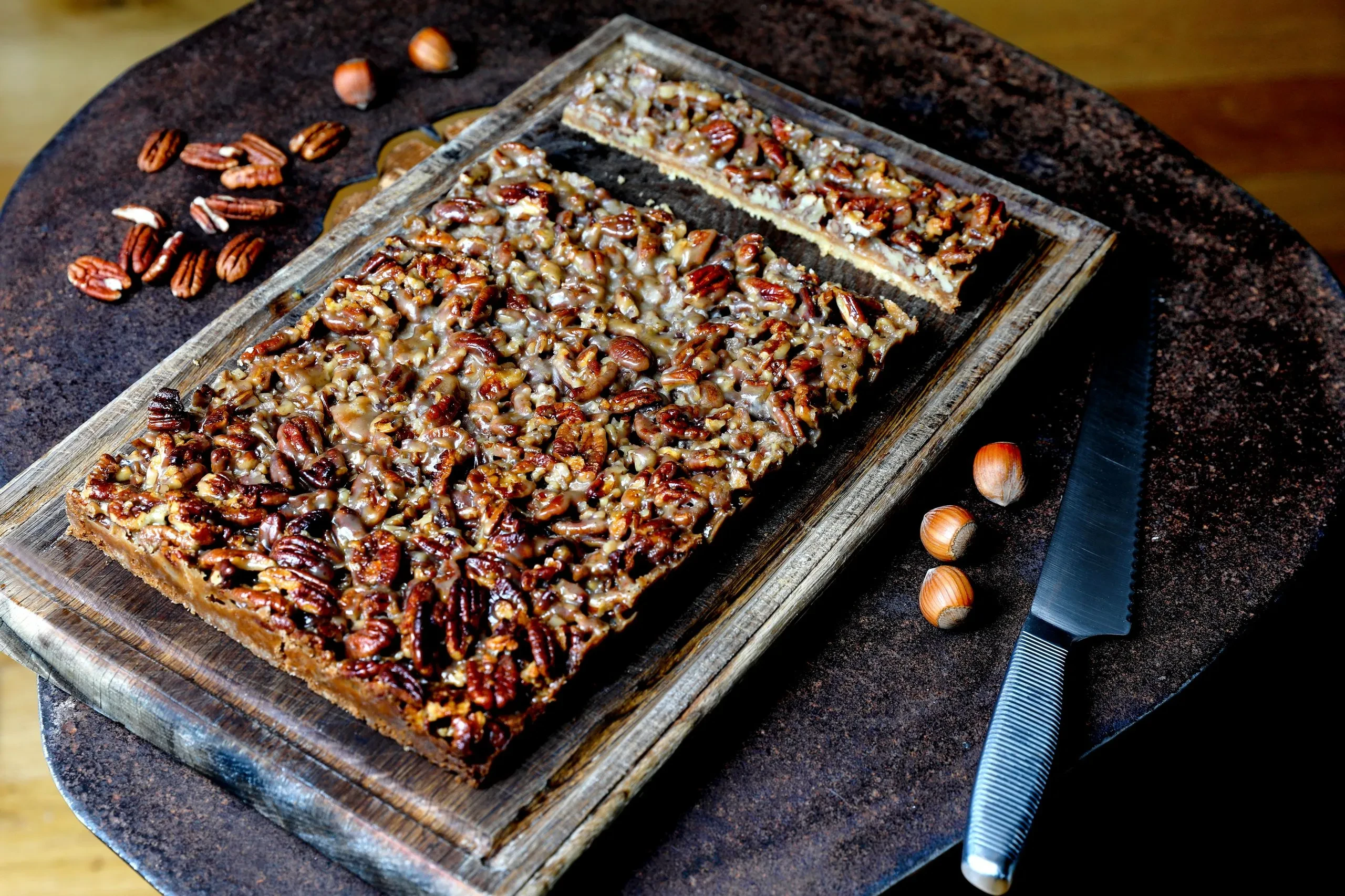 Tarte aux noix caramélisées sur planche en bois - Restaurant Salins les Bains - Domaine La Scierie