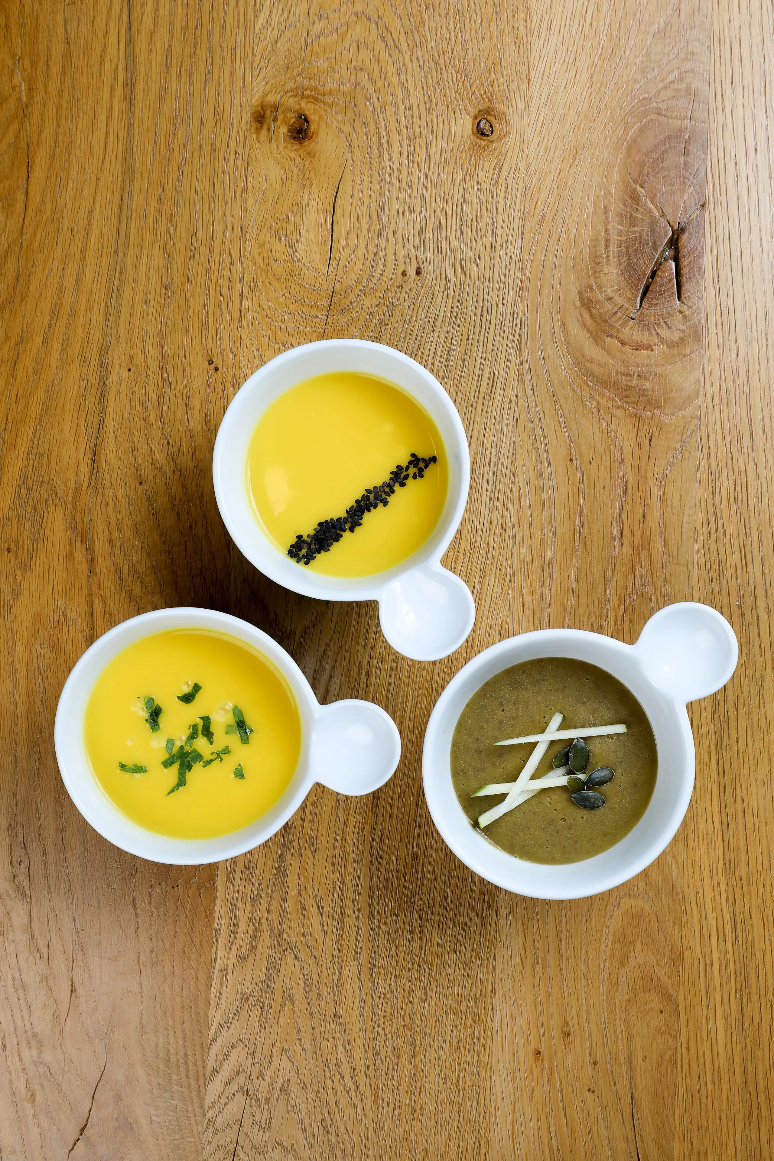 Trois bols de soupe colorée sur table en - Restaurant Salins les Bains - Domaine La Scierie